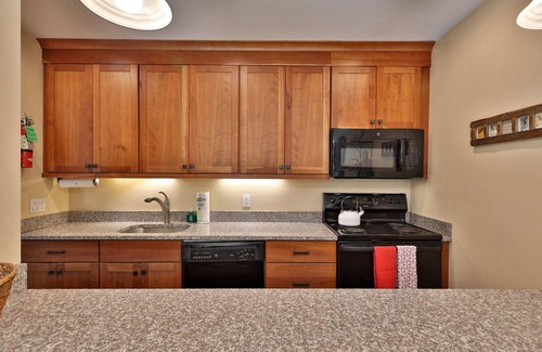 Central Vermont- Killington Condo | Trail Creek Killington Condos #18: Ski Home Trail. Bus. Hot Tub. Pool.
