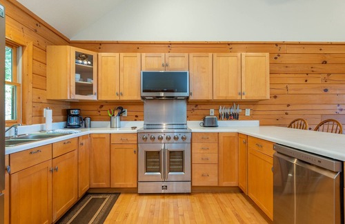Old Fort Cabin | Trail Magic | Pet-friendly, Hot Tub, Fire Pit & Year-round Mountain Views!