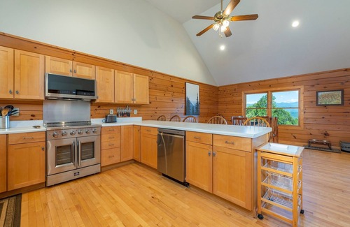 Old Fort Cabin | Trail Magic | Pet-friendly, Hot Tub, Fire Pit & Year-round Mountain Views!