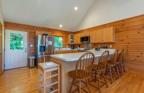 Old Fort Cabin | Trail Magic | Pet-friendly, Hot Tub, Fire Pit & Year-round Mountain Views!