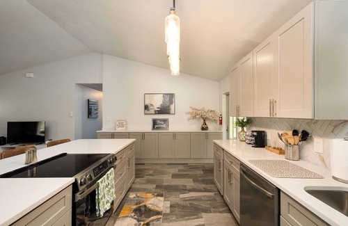 Sanford House | Trailhouse Retreat - Soak in the hot tub & ride bikes to the Sanford Riverwalk!