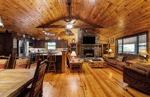 Morganton Cabin | Trails End Lodge 5 BR cabin in Morganton with AC, WiFi, Hot Tub