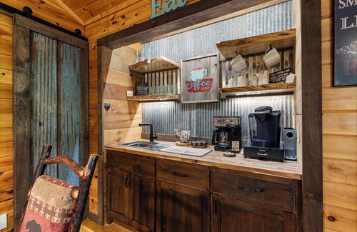 Morganton Cabin | Trails End Lodge 5 BR cabin in Morganton with AC, WiFi, Hot Tub