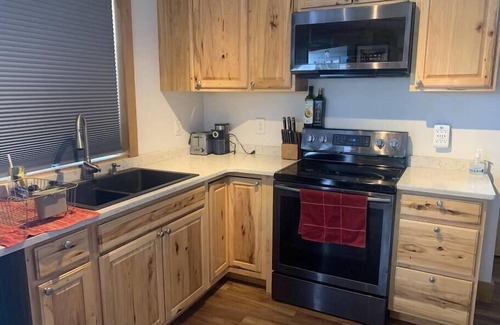 Willow House | Trailside Alaska - King, Wifi, Shower, Kitchen/Coffee, Deck