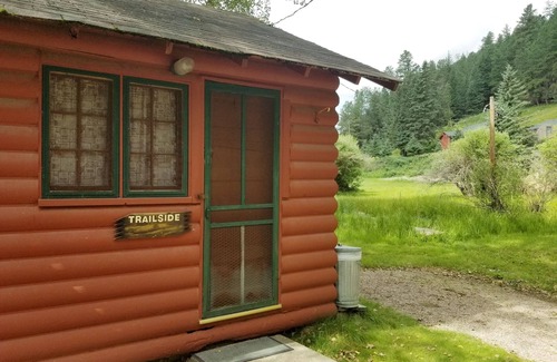 Cheyenne Crossing Cabin | Trailside Cabin near Spearfish Cabin