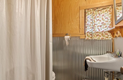 Cheyenne Crossing Cabin | Trailside Cabin near Spearfish Cabin