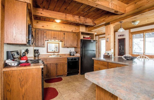 Bessemer House | Trailside Home on Alpen Trail with Hot Tub & Allows Dogs