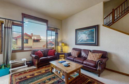 Bear Crossing House | Trailside Tranquility