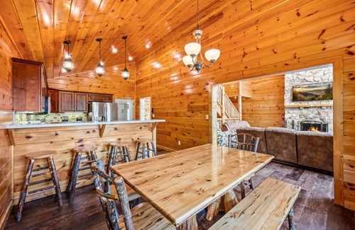 Chalet Village Cabin | tram view ◊ pool table ◊ hot tub ◊ theater ◊ 3 king suites ◊ Mountain Hideaway