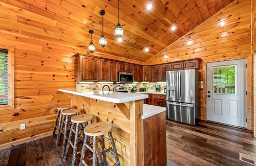 Chalet Village Cabin | tram view ◊ pool table ◊ hot tub ◊ theater ◊ 3 king suites ◊ Mountain Hideaway