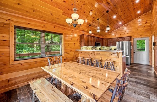 Chalet Village Cabin | tram view ◊ pool table ◊ hot tub ◊ theater ◊ 3 king suites ◊ Mountain Hideaway