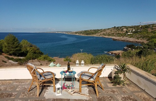 Marina San Gregorio House | Tramonto apartment, 50 m from the sea, breathtaking view, wifi, air conditioning.