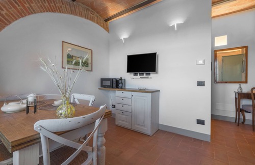 Monteriggioni Apartment | Tramonto Apartment Shared Pool