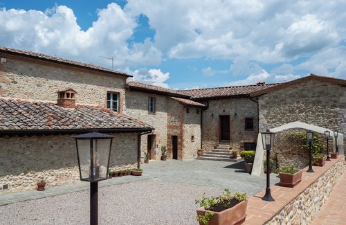 Monteriggioni Apartment | Tramonto Apartment Shared Pool