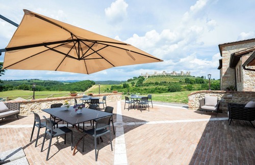 Monteriggioni Apartment | Tramonto Apartment Shared Pool