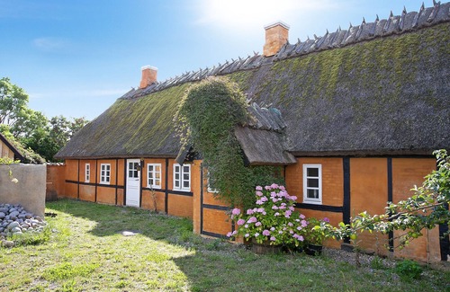 Borre House | Tranehuset - holiday cottage with direct access to the beach - Møns Klint