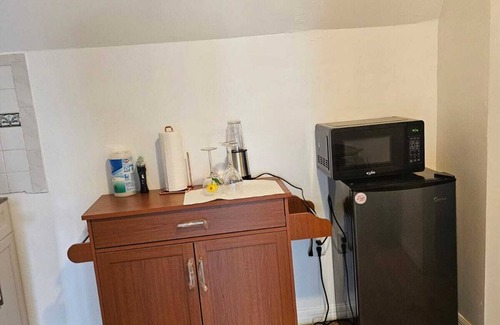 Ampere Apartment | Tranquil 1-bedroom apartment with AC in East Orange