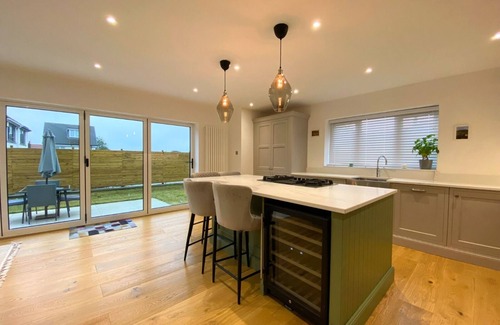 Meanwood House | "Tranquil 2-Bed Retreat: Office, Garden Oasis, & Fireplace Bliss!"n