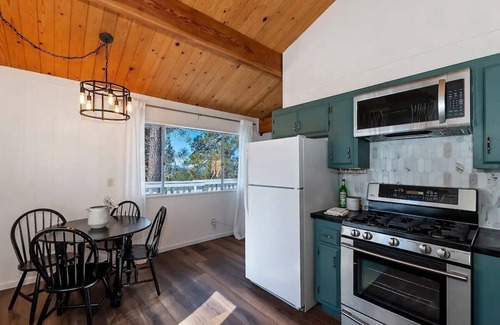 Upper Moonridge House | Tranquil 2-bedroom house with Peakaboo views of lake and slope in Big Bear