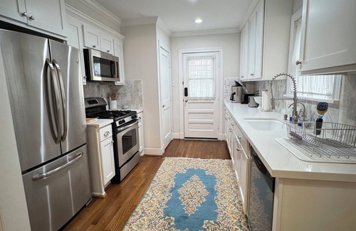 Greenway Plaza-Upper Kirby House | Tranquil 2-bedroom house in vibrant Houston with WiFi, AC