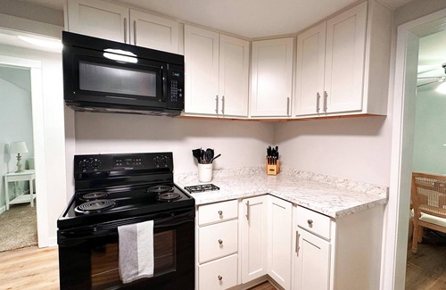 Clarksville Apartment | Tranquil 2 Bedroom Cottage Oasis located on Madison Street in Clarksville!