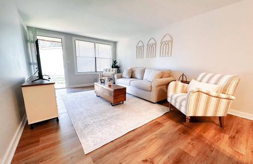 Clarksville Apartment | Tranquil 2 Bedroom Cottage Oasis located on Madison Street in Clarksville!