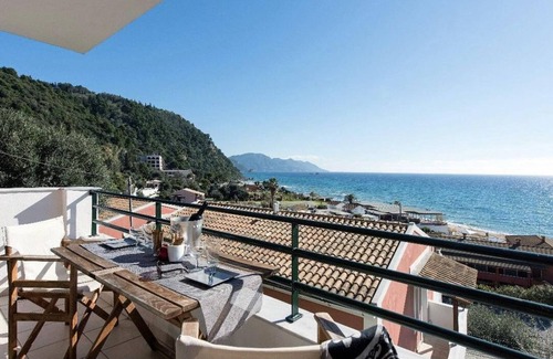 Glyfada Villa | Tranquil 2-bedrooms -2 barhrooms 1 living room with sea view ! Enjoy your stay!