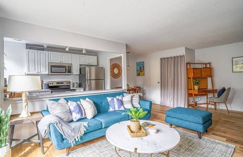 Downtown Seattle Apartment | Tranquil 2BR downtown condo, Parking, King bed