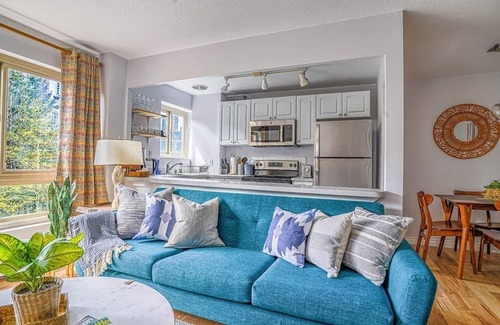 Downtown Seattle Apartment | Tranquil 2BR downtown condo, Parking, King bed