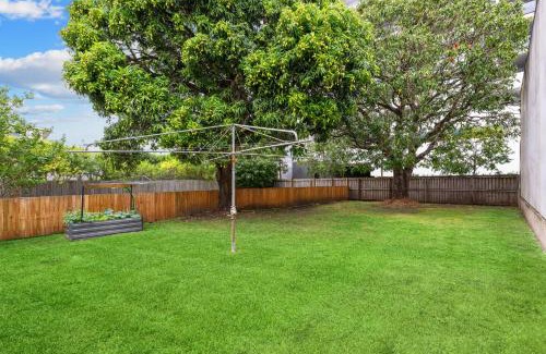Nundah House | Tranquil 3-Bed Family Home with Spacious Backyard
