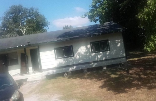 Wharton House | Tranquil 3-bedroom house in Wharton with WiFi, AC