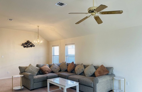Porter House | Tranquil 3-bedroom house with AC in charming Porter - IAH