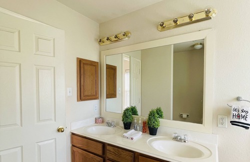 Porter House | Tranquil 3-bedroom house with AC in charming Porter - IAH