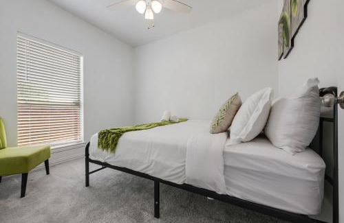 Grand Prairie House | Tranquil 3BR I Free Parking I Workspace