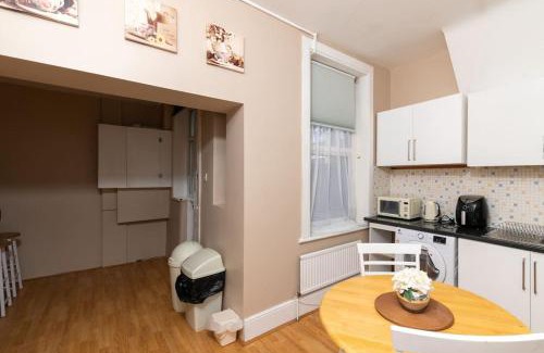 Arnos Grove Apartment | Tranquil 3BR in Arnos Grove