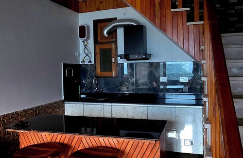 Kumharsain House | Tranquil 4-bedrooms in Narkanda.nNestled in the middle of Apple Orchards