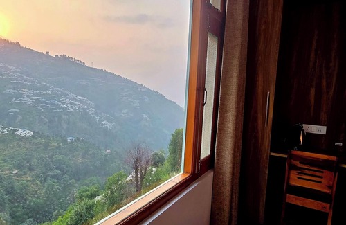Kumharsain House | Tranquil 4-bedrooms in Narkanda.nNestled in the middle of Apple Orchards