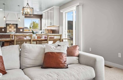 Caldwell House | Tranquil 4BR Oasis & BBQ Haven with office area