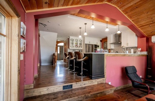 Uxbridge House | Tranquil 4BR Pondside Retreat: Hot Tub, BBQ, Gym.