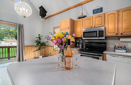 Grawn House | 🏡 Tranquil 5-BR Lake House | Near Duck Lake & TC ➠7570!
