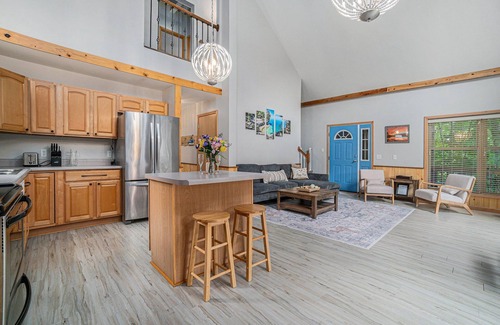 Grawn House | 🏡 Tranquil 5-BR Lake House | Near Duck Lake & TC ➠7570!
