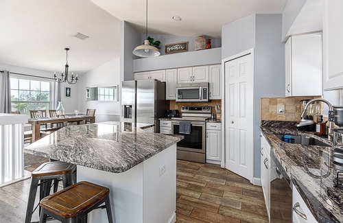 Jacarandas House | Tranquil 6-bedroom house with AC, heated pool, and plenty of space in Cape Coral