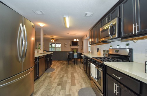 FM 1960 House | Tranquil 6-Bedroom w/Pool 25 Min to Downtown SO