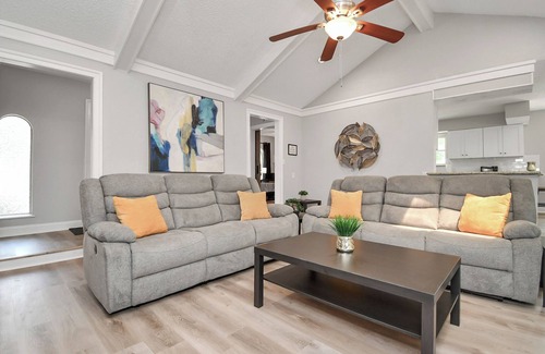 Humble House | Tranquil 6-Bedroom w/Pool: 25 Min to Downtown FG