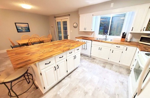 Sauble Beach House | Tranquil Air Conditioned Bungalow