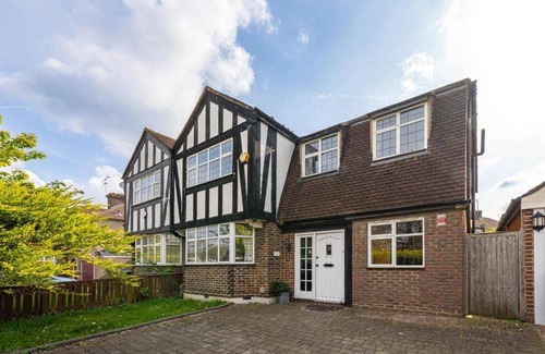 High Barnet House | Tranquil and Lovely 5 bed House in Barnet