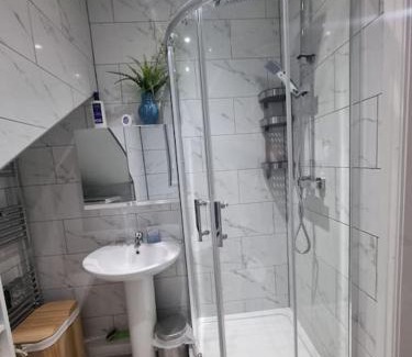 Harehills House | Tranquil and serene home WIFI, Parking and smart TV