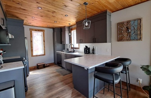 Val-des-Monts Villa | Tranquil Bay on Crystal Clear Lac McGlashan