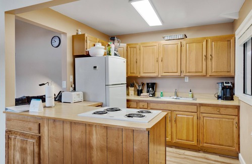 Lopez Island House | Tranquil Bayfront Home with Covered Deck & Large Lawn - Close to Beach