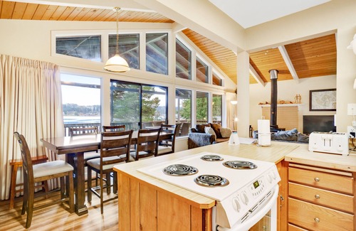 Lopez Island House | Tranquil Bayfront Home with Covered Deck & Large Lawn - Close to Beach